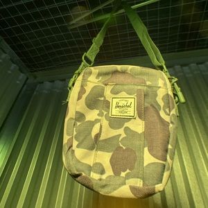 ᎻᎬᎡᏚᏟᎻᎬᏞ ᏚᏌᏢᏢᏞY ᏟᎾ.  
((FᎡᎾᏩ ᏟᎪᎷᎾ)) ᏟᎡᎾᏚᏚᏴᎾᎠY ᏴᎪᏩ.